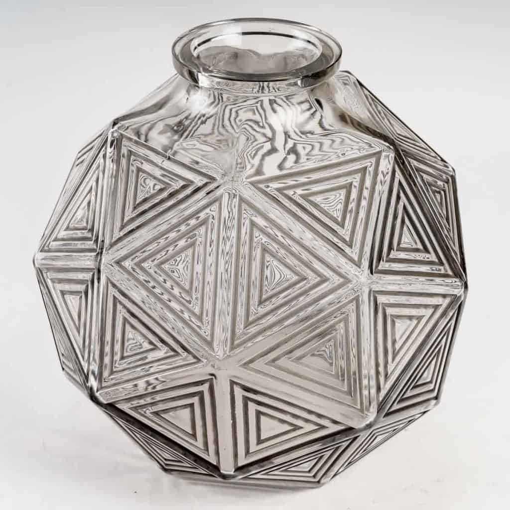 Vase « Nanking » verre blanc patiné gris de René LALIQUE | Biron Vase "Nanking" verre blanc patiné gris de René LALIQUE