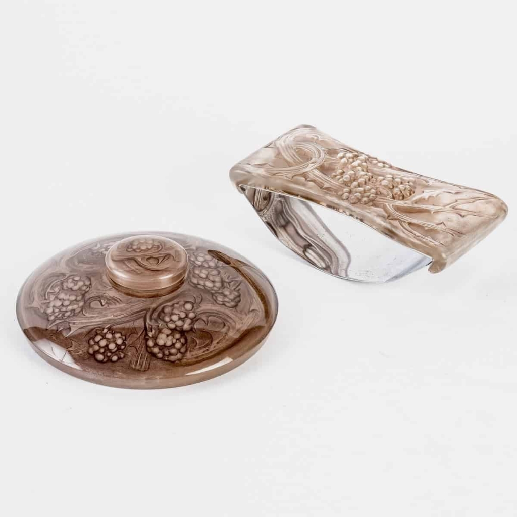 Encrier « Mûres » verre blanc patiné brun de René LALIQUE | Biron Encrier "Mûres" verre blanc patiné brun de René LALIQUE