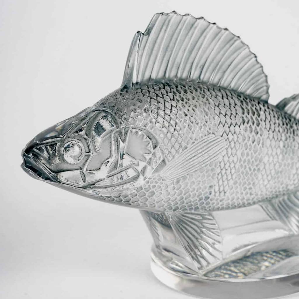 Mascotte « Perche » verre blanc patiné bleu de René LALIQUE | Biron Mascotte « Perche » verre blanc patiné bleu de René LALIQUE