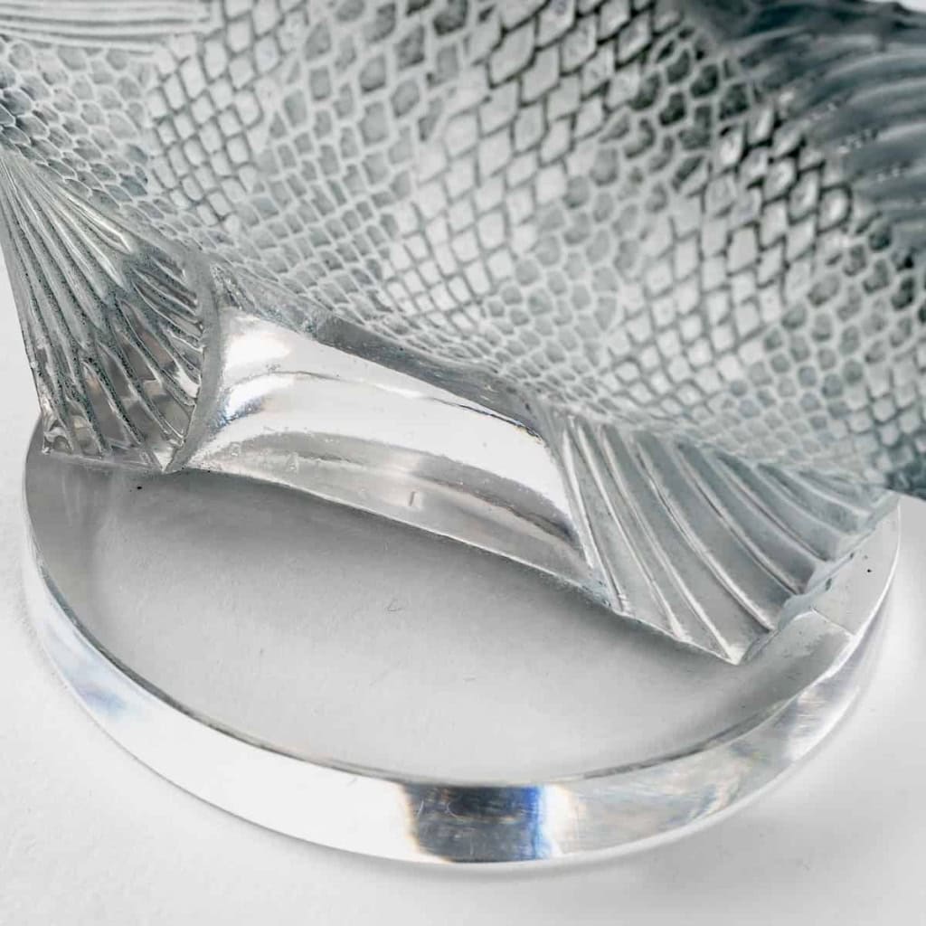 Mascotte « Perche » verre blanc patiné bleu de René LALIQUE | Biron Mascotte « Perche » verre blanc patiné bleu de René LALIQUE