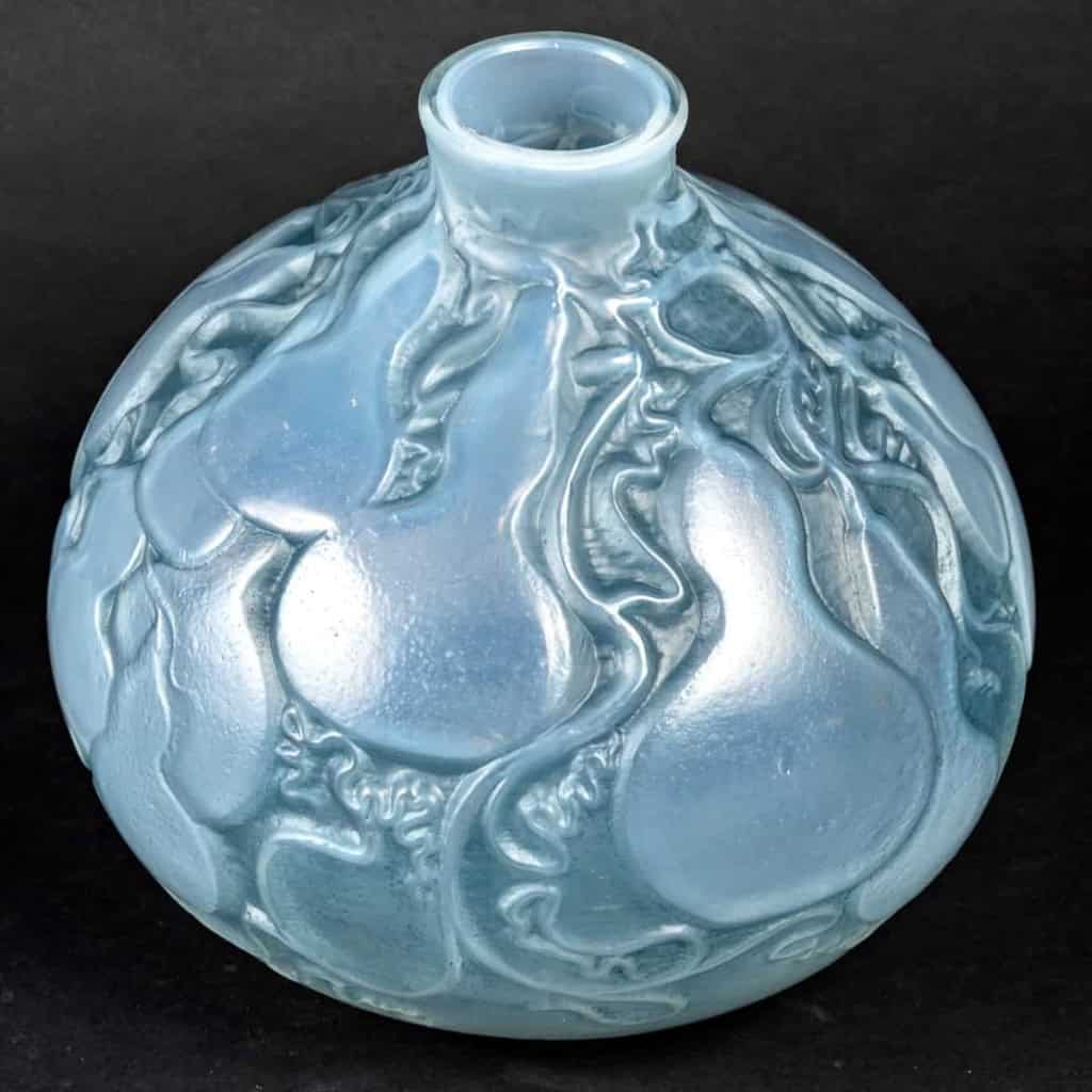 Vase « Courges » verre opalescent double couche patiné bleu de René LALIQUE | Biron Vase "Courges" verre opalescent double couche patiné bleu de René LALIQUE