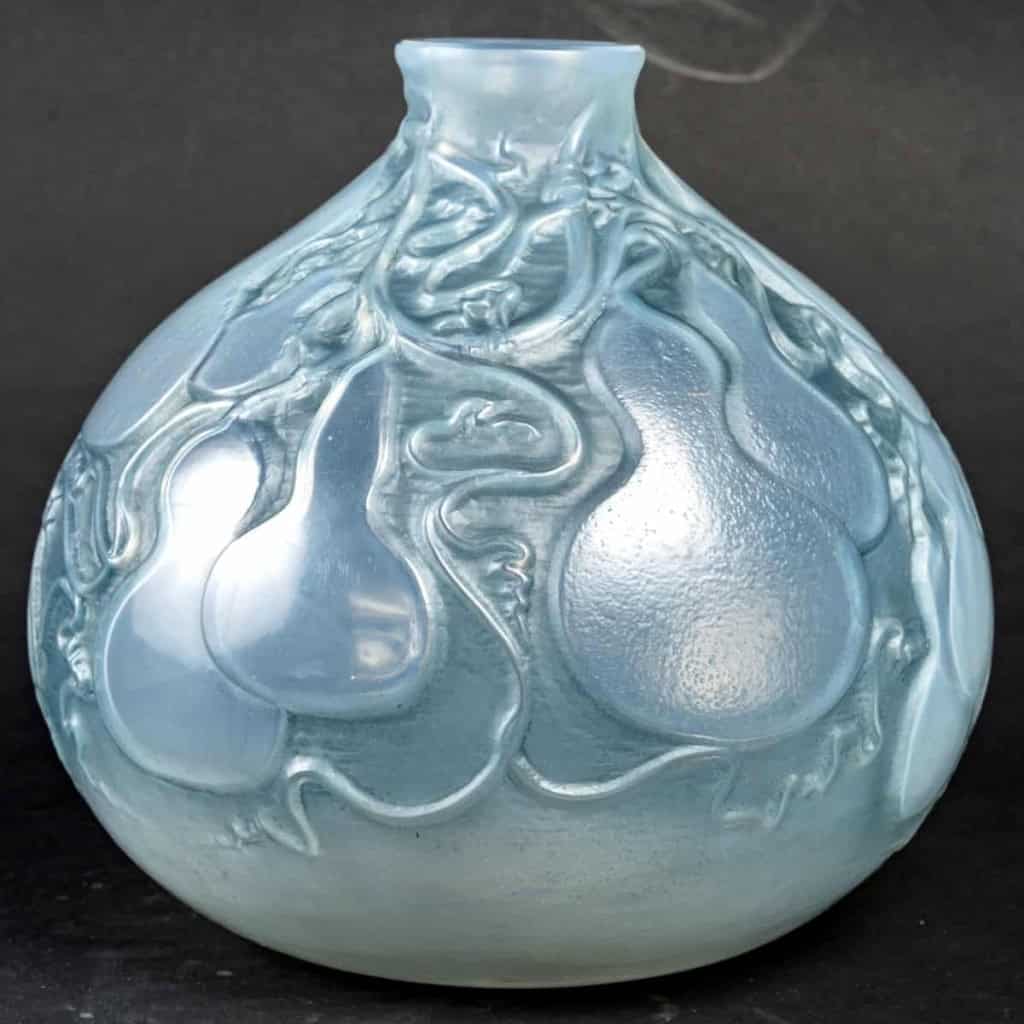 Vase « Courges » verre opalescent double couche patiné bleu de René LALIQUE | Biron Vase "Courges" verre opalescent double couche patiné bleu de René LALIQUE