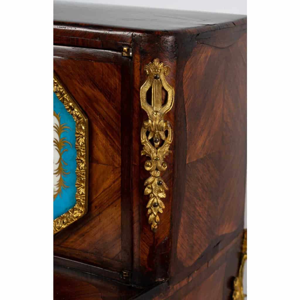 Porte bonheur en bois et plaqué porcelaine, d'époque fin XIXème siècle