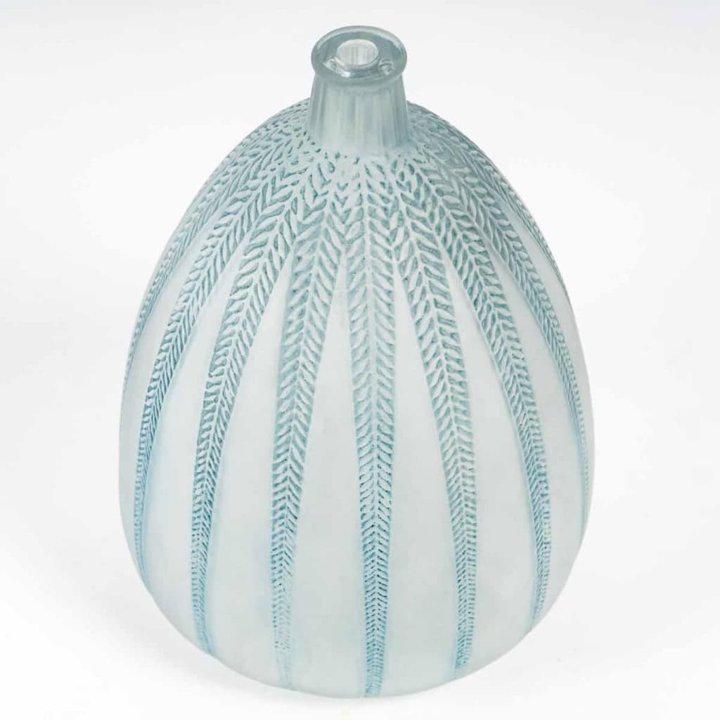 Vase « Mimosa » verre blanc patiné bleu de René LALIQUE | Biron Vase "Mimosa" verre blanc patiné bleu de René LALIQUE