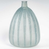 Vase « Mimosa » verre blanc patiné bleu de René LALIQUE | Biron Vase "Mimosa" verre blanc patiné bleu de René LALIQUE