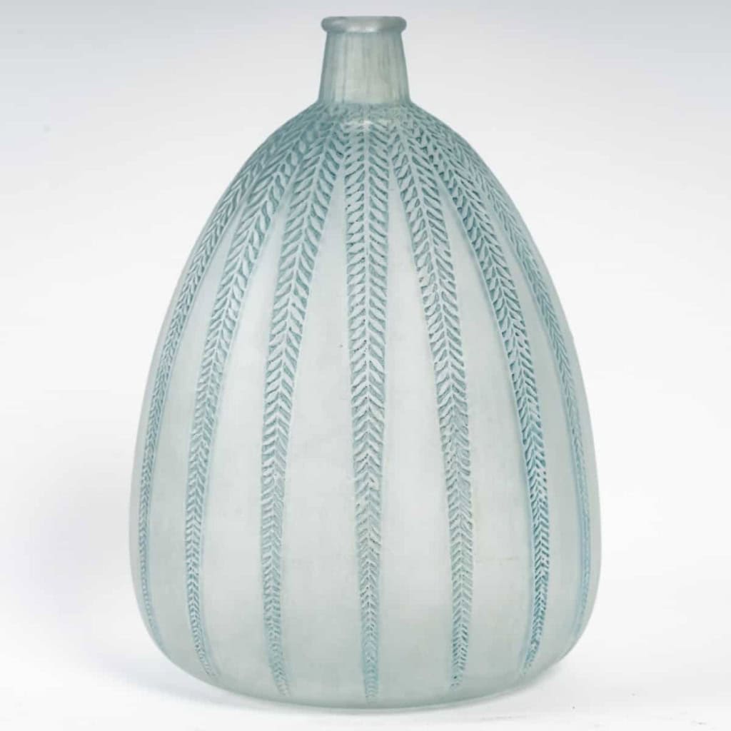 Vase « Mimosa » verre blanc patiné bleu de René LALIQUE | Biron Vase "Mimosa" verre blanc patiné bleu de René LALIQUE