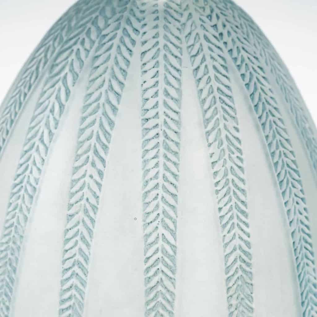 Vase « Mimosa » verre blanc patiné bleu de René LALIQUE | Biron Vase "Mimosa" verre blanc patiné bleu de René LALIQUE