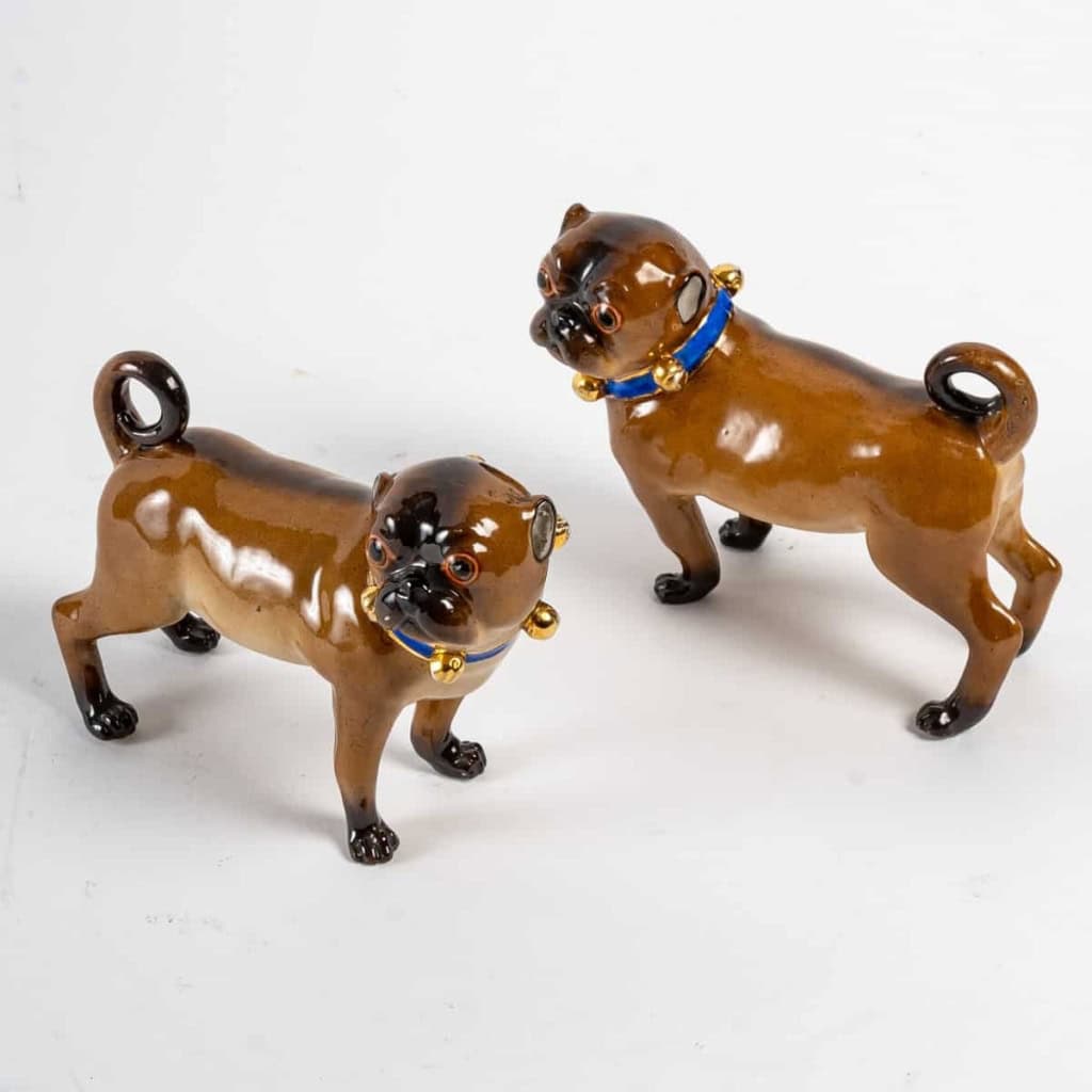 Paire de carlins en porcelaine de Saxe, dans le goût de Meissen et Kandler, XIXe siècle. | Biron Paire de carlins en porcelaine de Saxe, dans le goût de Meissen et Kandler, XIXe siècle.