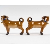 Paire de carlins en porcelaine de Saxe, dans le goût de Meissen et Kandler, XIXe siècle. | Biron Paire de carlins en porcelaine de Saxe, dans le goût de Meissen et Kandler, XIXe siècle.