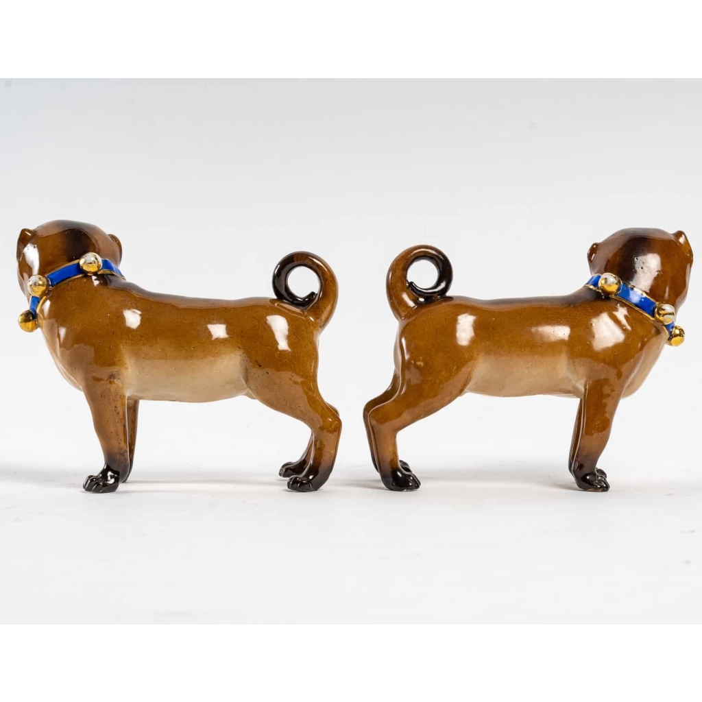 Paire de carlins en porcelaine de Saxe, dans le goût de Meissen et Kandler, XIXe siècle. | Biron Paire de carlins en porcelaine de Saxe, dans le goût de Meissen et Kandler, XIXe siècle.