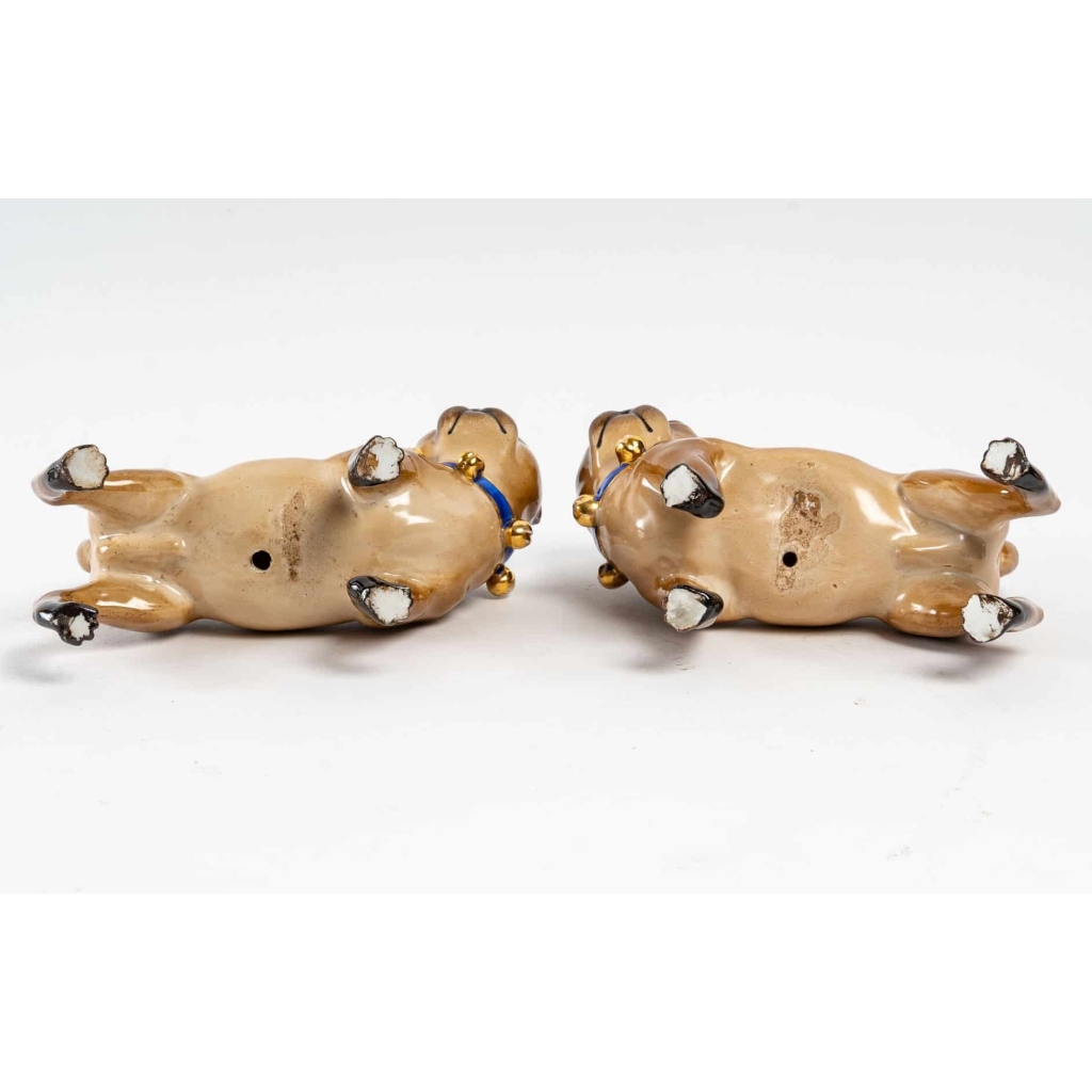 Paire de carlins en porcelaine de Saxe, dans le goût de Meissen et Kandler, XIXe siècle. | Biron Paire de carlins en porcelaine de Saxe, dans le goût de Meissen et Kandler, XIXe siècle.