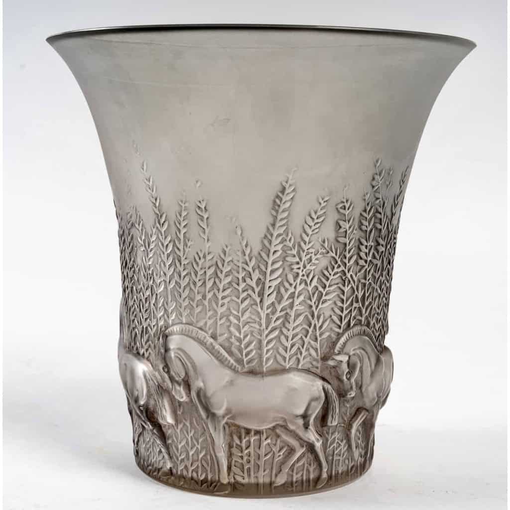 Vase « Chevaux » en verre blanc patiné gris de René LALIQUE | Biron |||||||