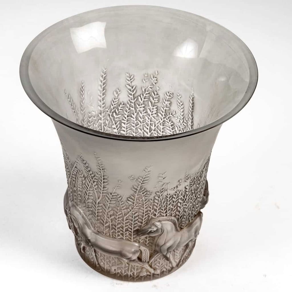 Vase « Chevaux » en verre blanc patiné gris de René LALIQUE | Biron Vase "Chevaux" en verre blanc patiné gris de René LALIQUE