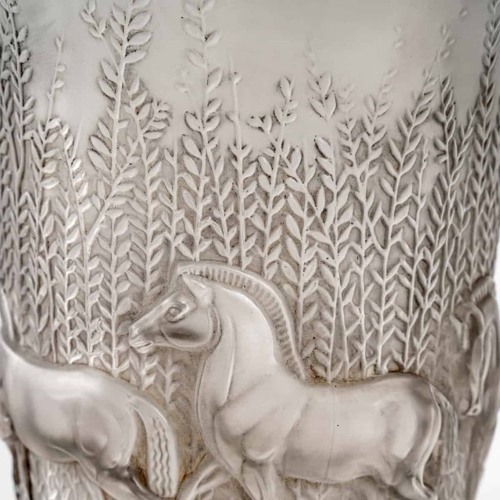 Vase « Chevaux » en verre blanc patiné gris de René LALIQUE | Biron Vase "Chevaux" en verre blanc patiné gris de René LALIQUE