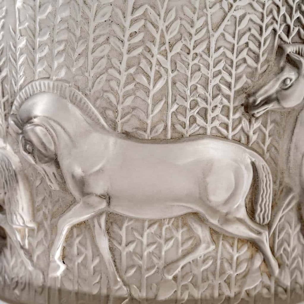 Vase « Chevaux » en verre blanc patiné gris de René LALIQUE | Biron Vase "Chevaux" en verre blanc patiné gris de René LALIQUE