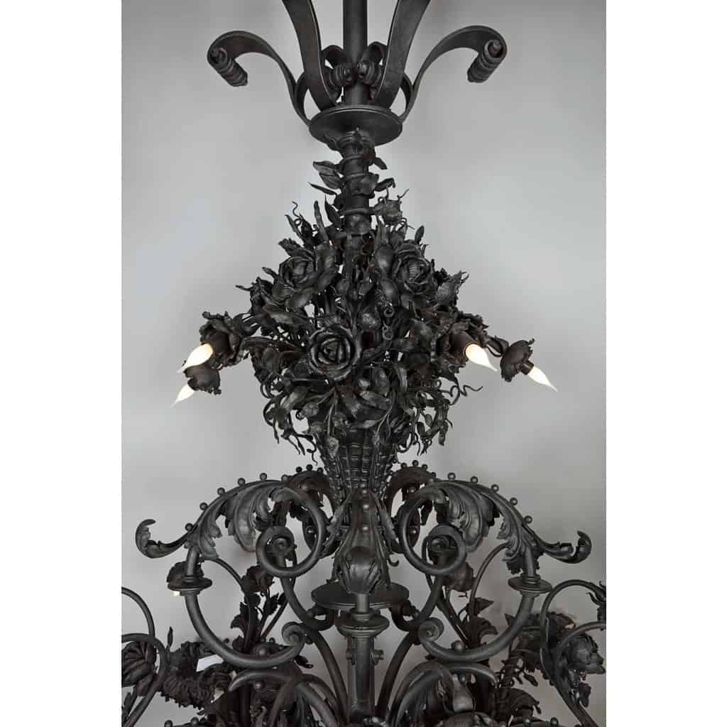 Grand lustre en fer forgé de la fin du 19ème ou début du 20ème siècle | Biron Grand lustre en fer forgé de la fin du 19ème ou début du 20ème siècle