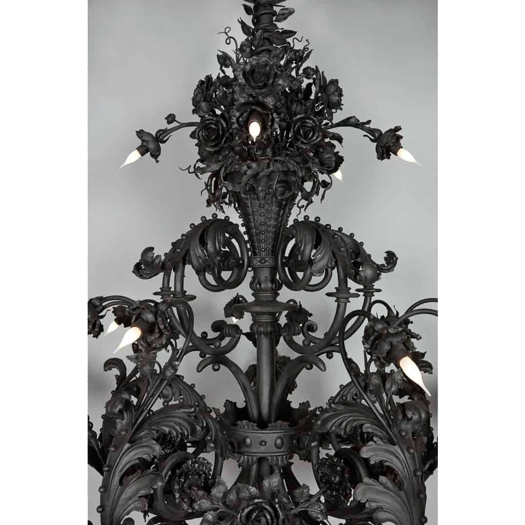 Grand lustre en fer forgé de la fin du 19ème ou début du 20ème siècle | Biron Grand lustre en fer forgé de la fin du 19ème ou début du 20ème siècle
