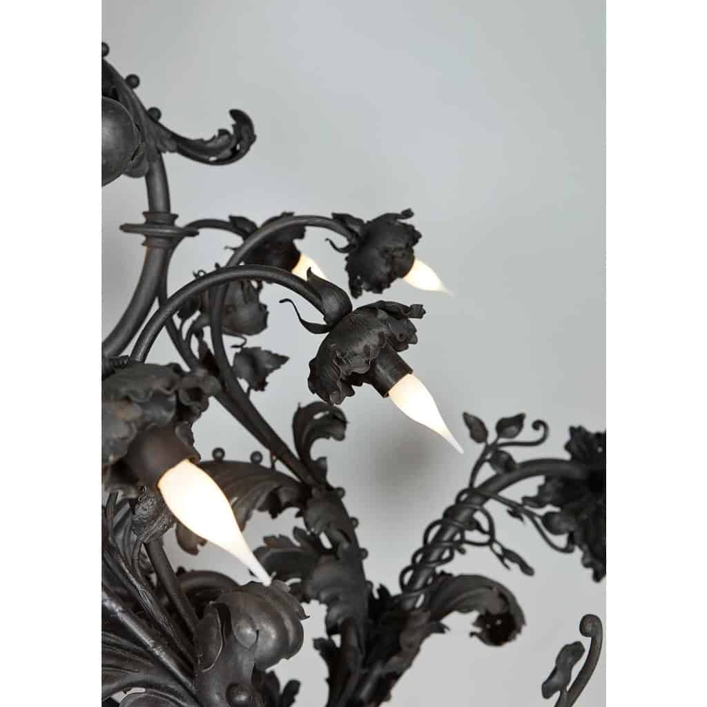 Grand lustre en fer forgé de la fin du 19ème ou début du 20ème siècle | Biron Grand lustre en fer forgé de la fin du 19ème ou début du 20ème siècle