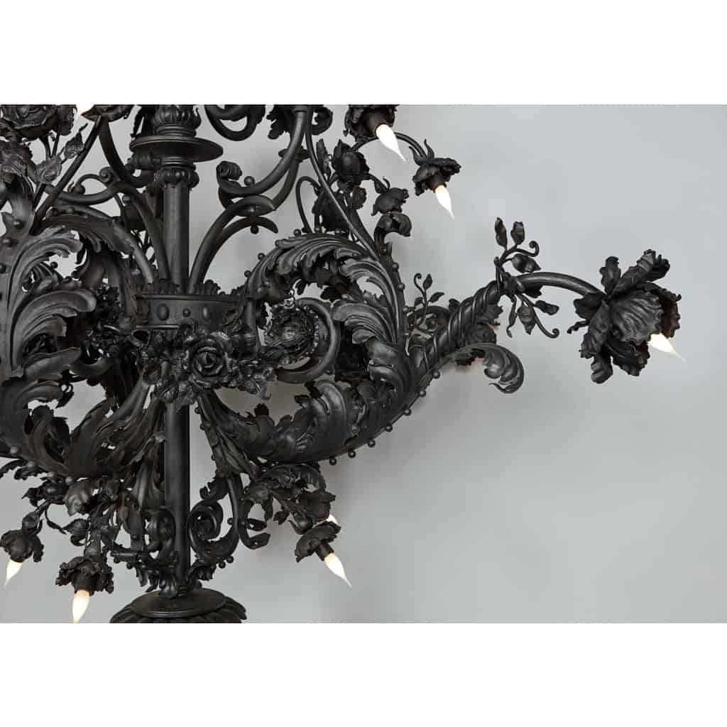 Grand lustre en fer forgé de la fin du 19ème ou début du 20ème siècle | Biron Grand lustre en fer forgé de la fin du 19ème ou début du 20ème siècle