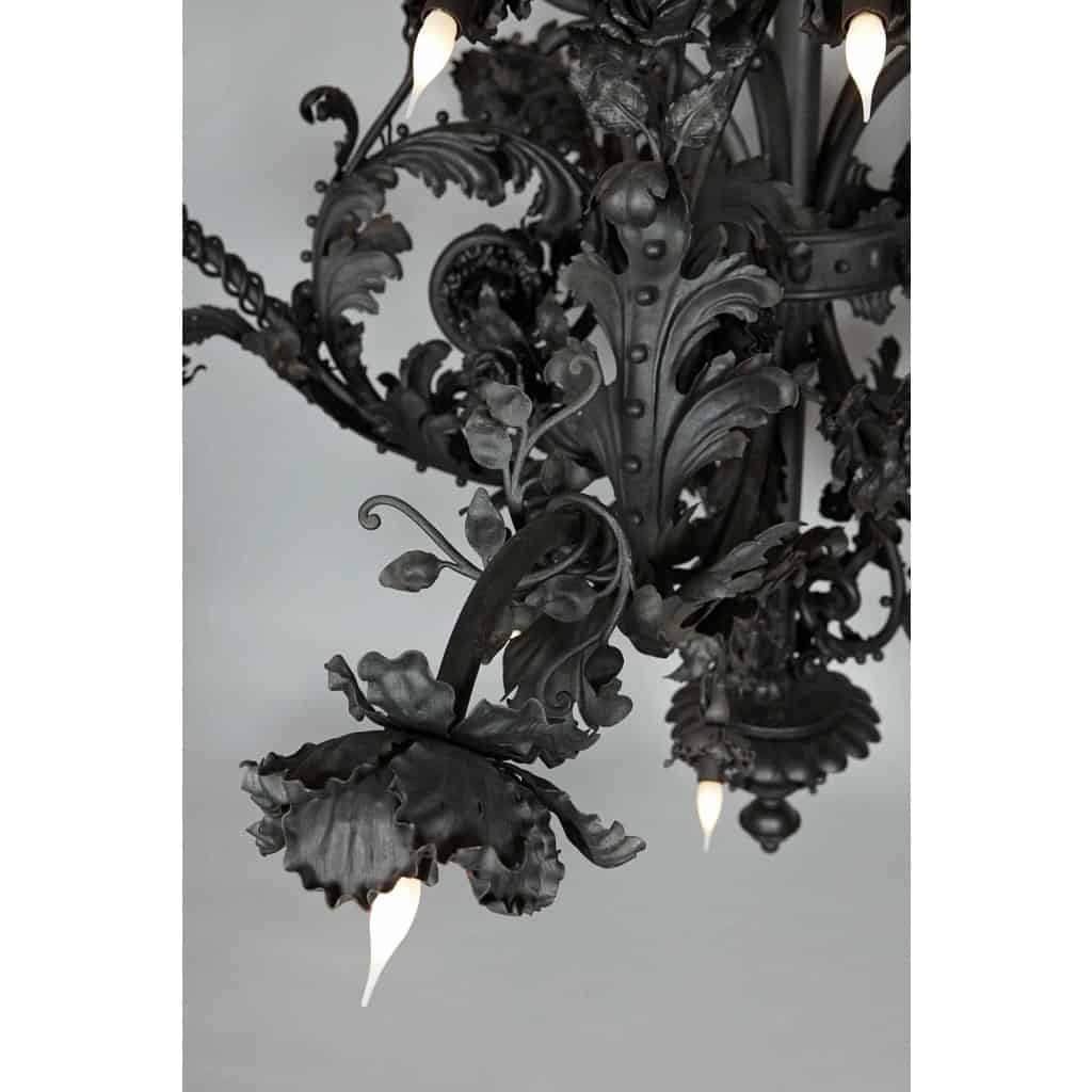 Grand lustre en fer forgé de la fin du 19ème ou début du 20ème siècle | Biron Grand lustre en fer forgé de la fin du 19ème ou début du 20ème siècle