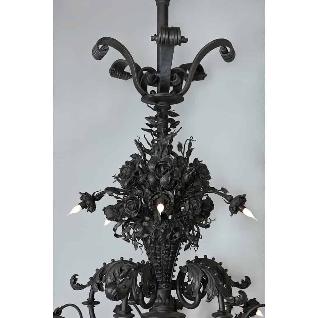 Grand lustre en fer forgé de la fin du 19ème ou début du 20ème siècle | Biron Grand lustre en fer forgé de la fin du 19ème ou début du 20ème siècle