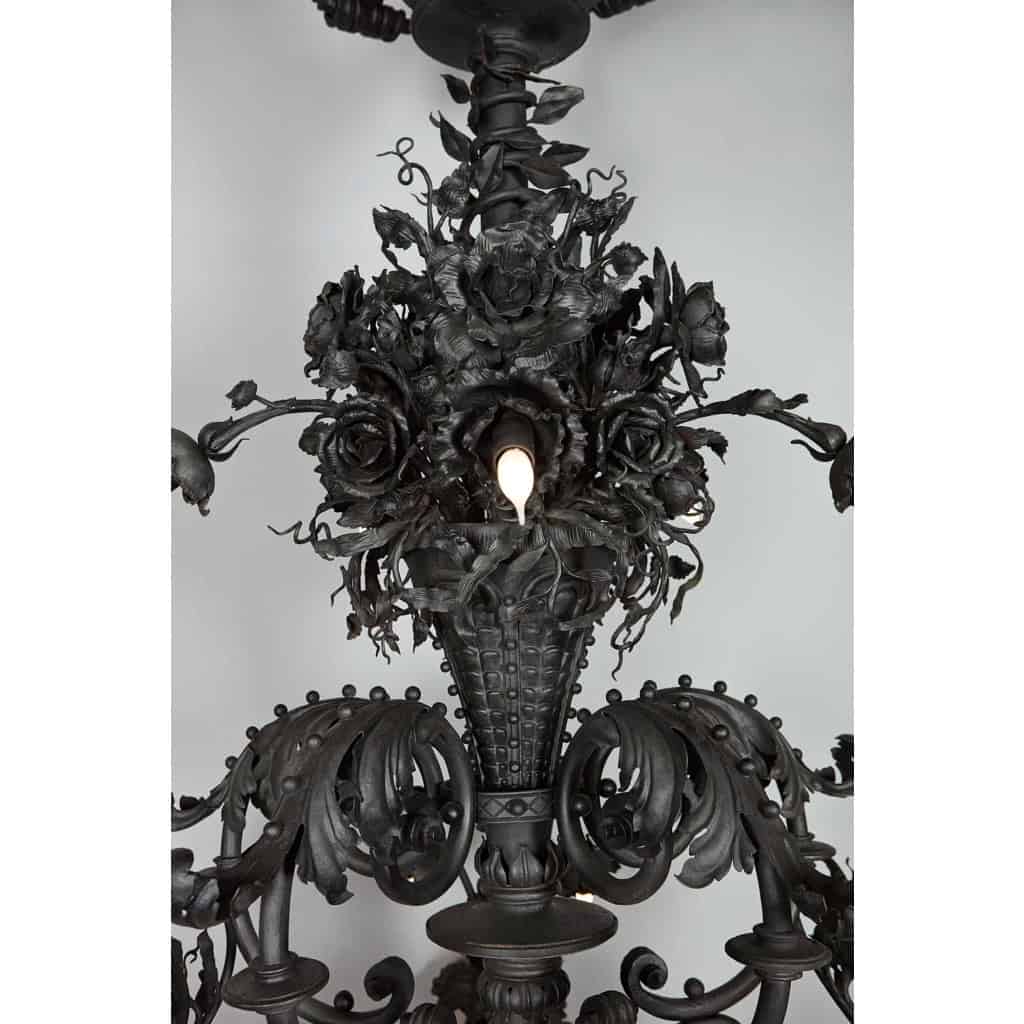 Grand lustre en fer forgé de la fin du 19ème ou début du 20ème siècle | Biron Grand lustre en fer forgé de la fin du 19ème ou début du 20ème siècle