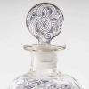 Carafe « Raisins » verre blanc patiné violet foncé de René LALIQUE | Biron Carafe "Raisins" verre blanc patiné violet foncé de René LALIQUE