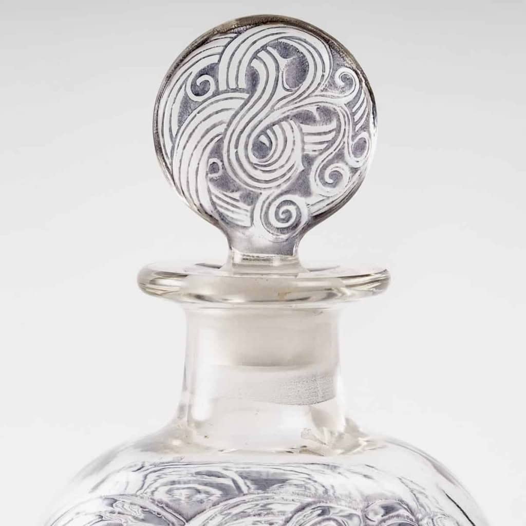 Carafe « Raisins » verre blanc patiné violet foncé de René LALIQUE | Biron Carafe "Raisins" verre blanc patiné violet foncé de René LALIQUE
