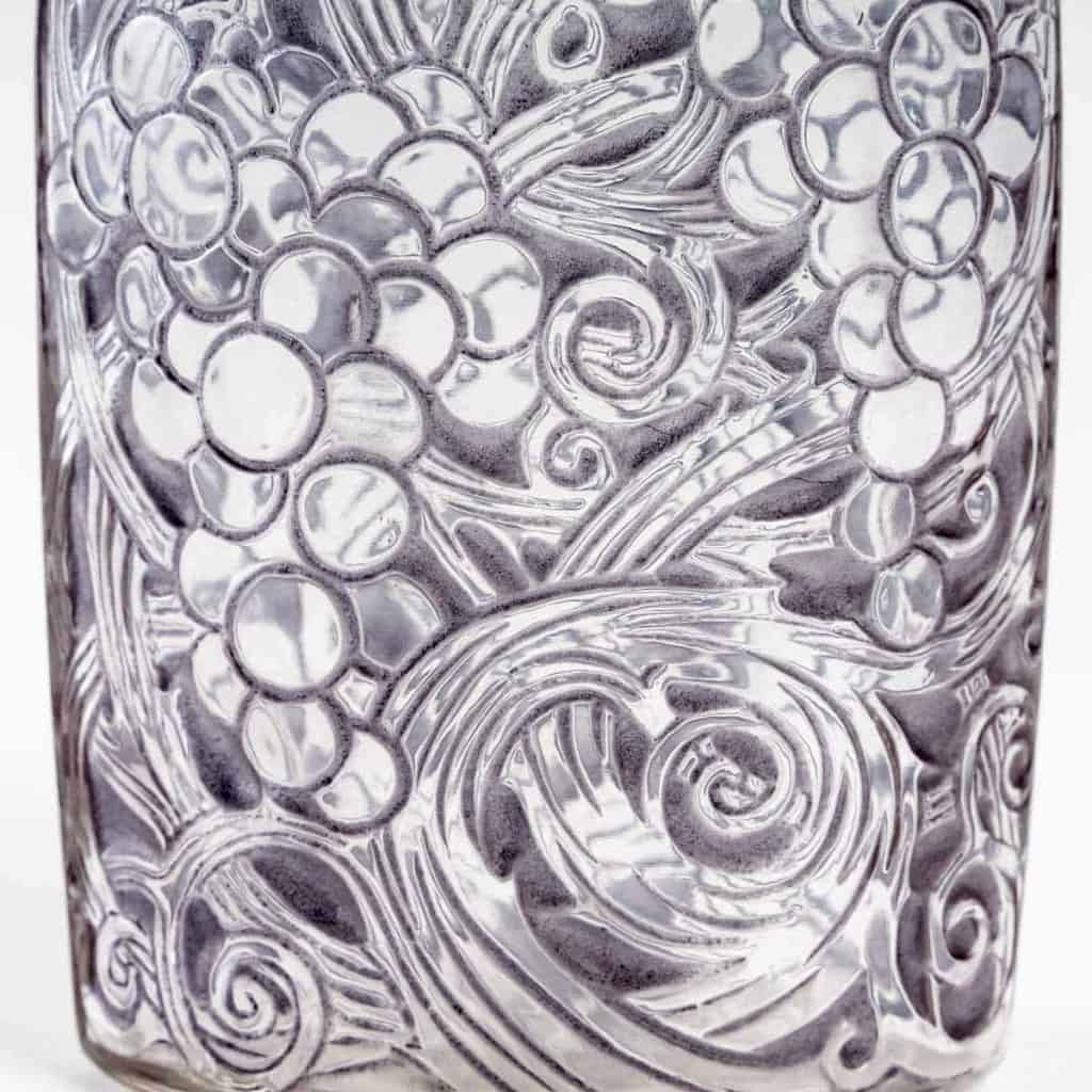 Carafe « Raisins » verre blanc patiné violet foncé de René LALIQUE | Biron Carafe "Raisins" verre blanc patiné violet foncé de René LALIQUE