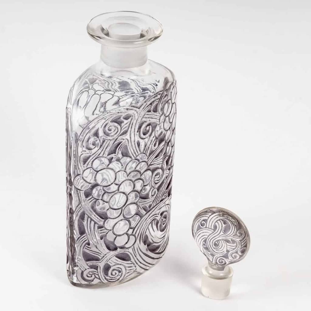 Carafe « Raisins » verre blanc patiné violet foncé de René LALIQUE | Biron Carafe "Raisins" verre blanc patiné violet foncé de René LALIQUE