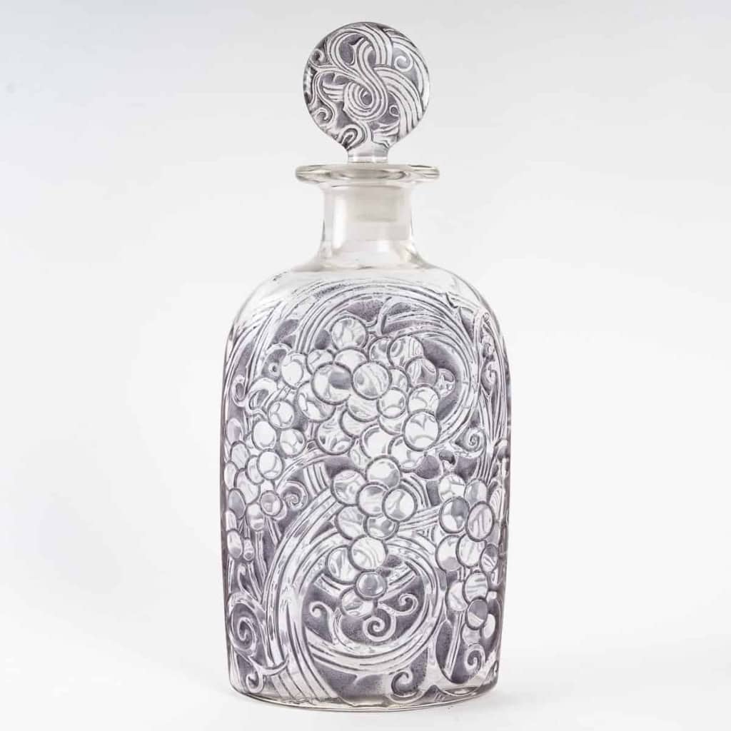 Carafe « Raisins » verre blanc patiné violet foncé de René LALIQUE | Biron Carafe "Raisins" verre blanc patiné violet foncé de René LALIQUE