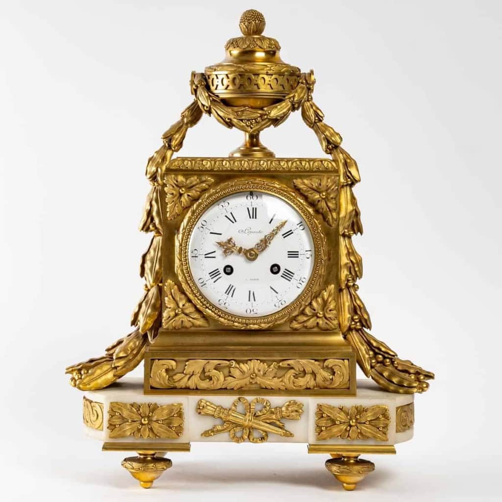 Pendule de style Louis XVI. | Biron |||||||||