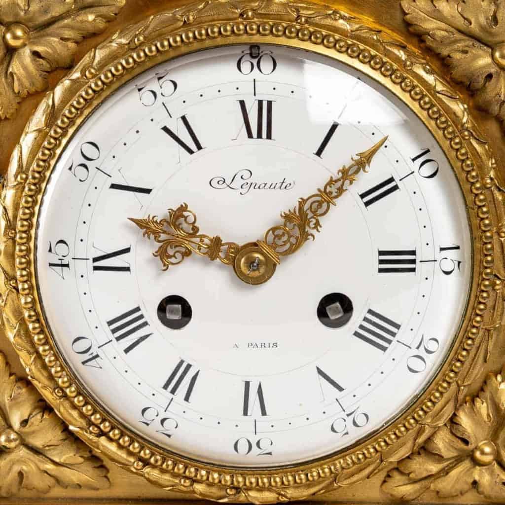 Pendule de style Louis XVI. | Biron Pendule de style Louis XVI.