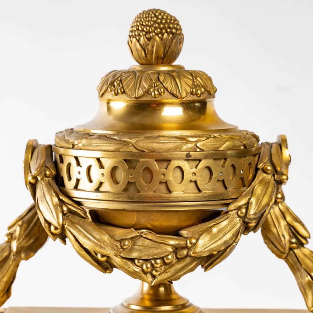 Pendule de style Louis XVI. | Biron Pendule de style Louis XVI.