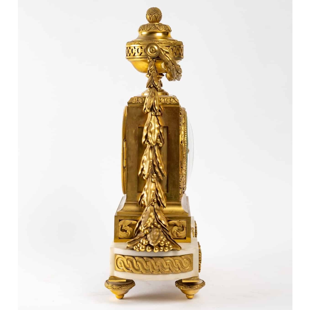 Pendule de style Louis XVI. | Biron Pendule de style Louis XVI.