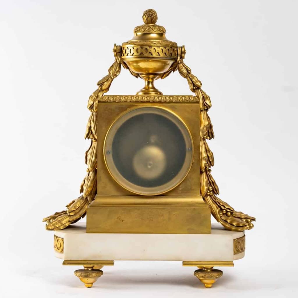 Pendule de style Louis XVI. | Biron Pendule de style Louis XVI.