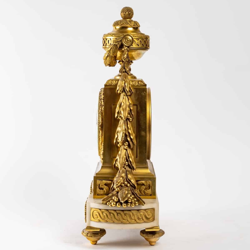 Pendule de style Louis XVI. | Biron Pendule de style Louis XVI.