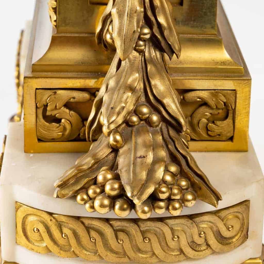 Pendule de style Louis XVI. | Biron Pendule de style Louis XVI.