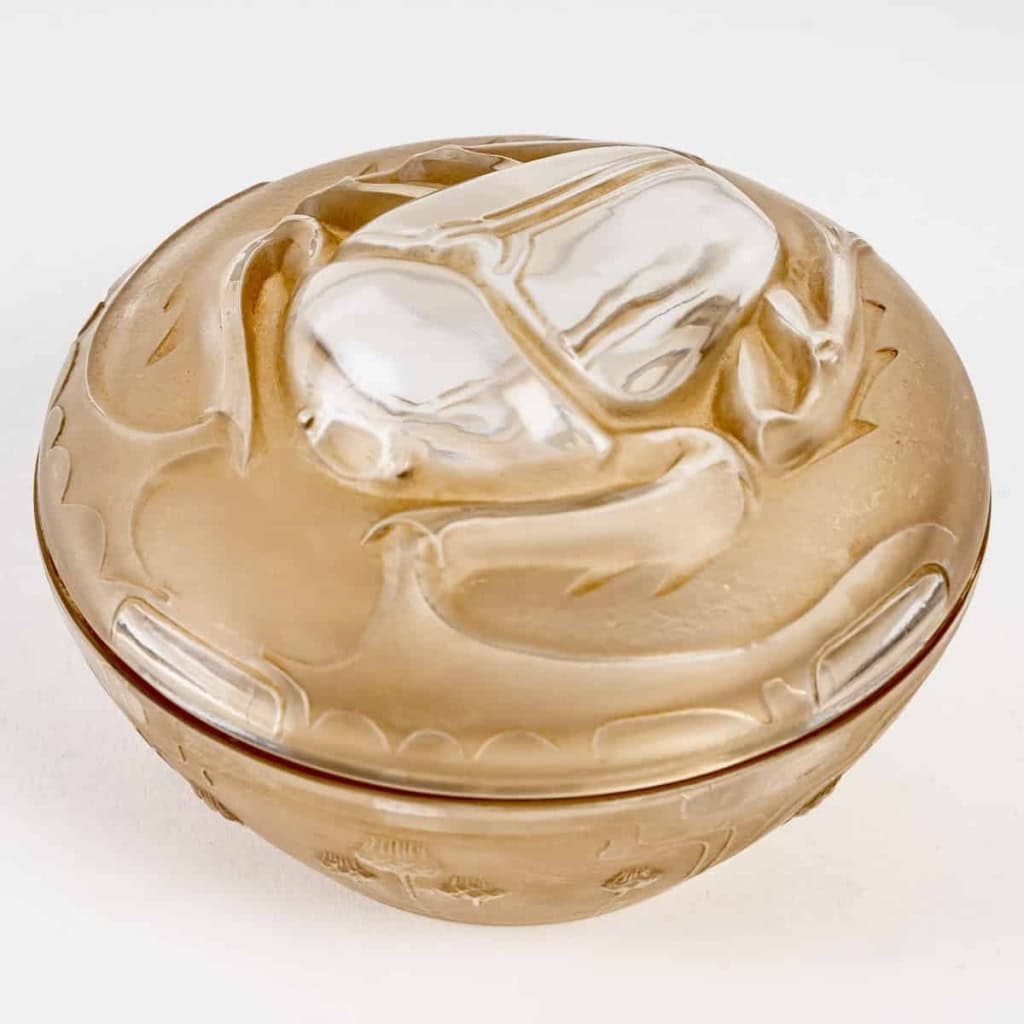 Boîte « Scarabée » verre blanc patiné sépia de René LALIQUE pour Piver | Biron ||||||