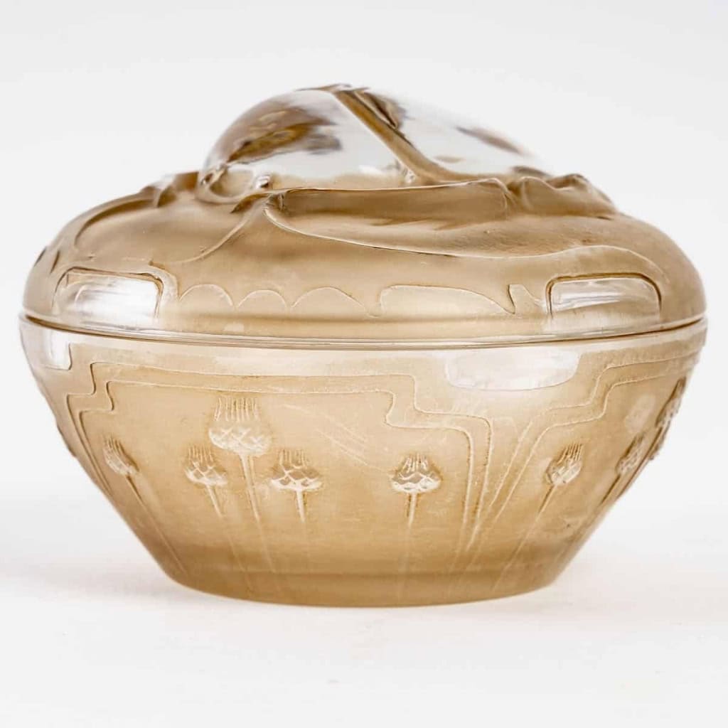 Boîte « Scarabée » verre blanc patiné sépia de René LALIQUE pour Piver | Biron Boîte "Scarabée" verre blanc patiné sépia de René LALIQUE pour Piver