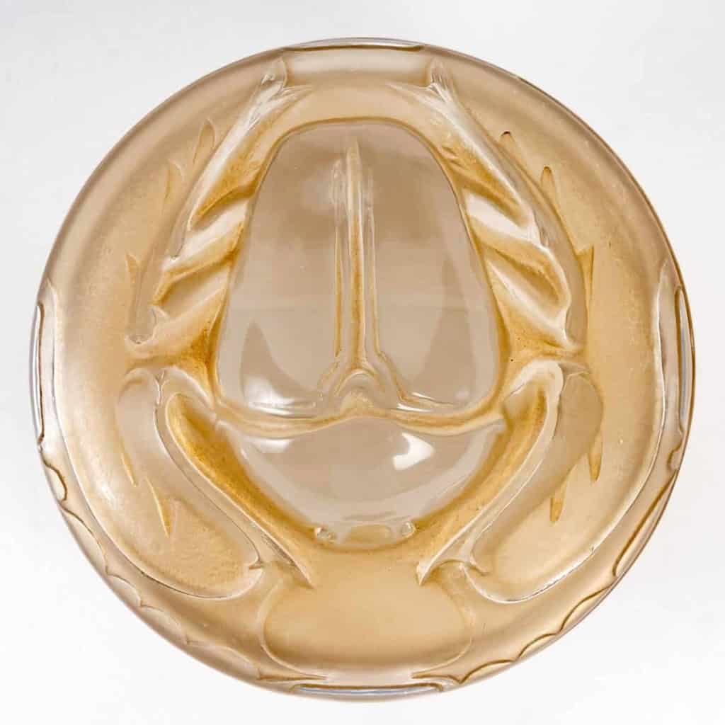 Boîte « Scarabée » verre blanc patiné sépia de René LALIQUE pour Piver | Biron Boîte "Scarabée" verre blanc patiné sépia de René LALIQUE pour Piver