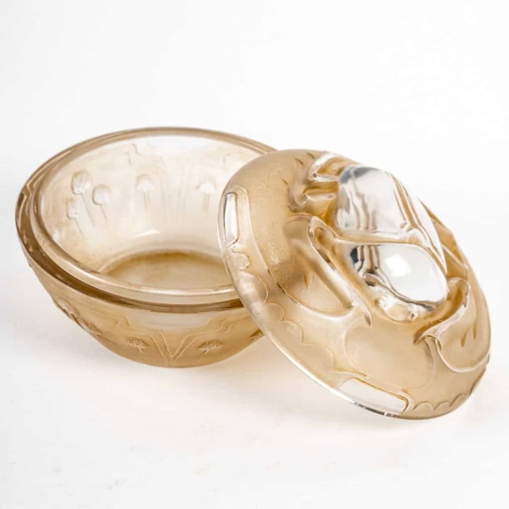 Boîte « Scarabée » verre blanc patiné sépia de René LALIQUE pour Piver | Biron Boîte "Scarabée" verre blanc patiné sépia de René LALIQUE pour Piver