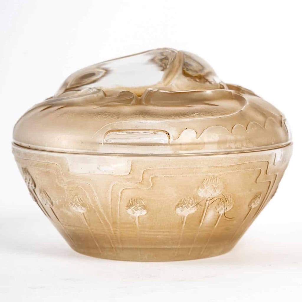 Boîte « Scarabée » verre blanc patiné sépia de René LALIQUE pour Piver | Biron Boîte "Scarabée" verre blanc patiné sépia de René LALIQUE pour Piver