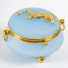 Bonbonnière en verre sablé, ornée d’un lézard doré, XIXe siècle, Napoléon III. | Biron |||||||