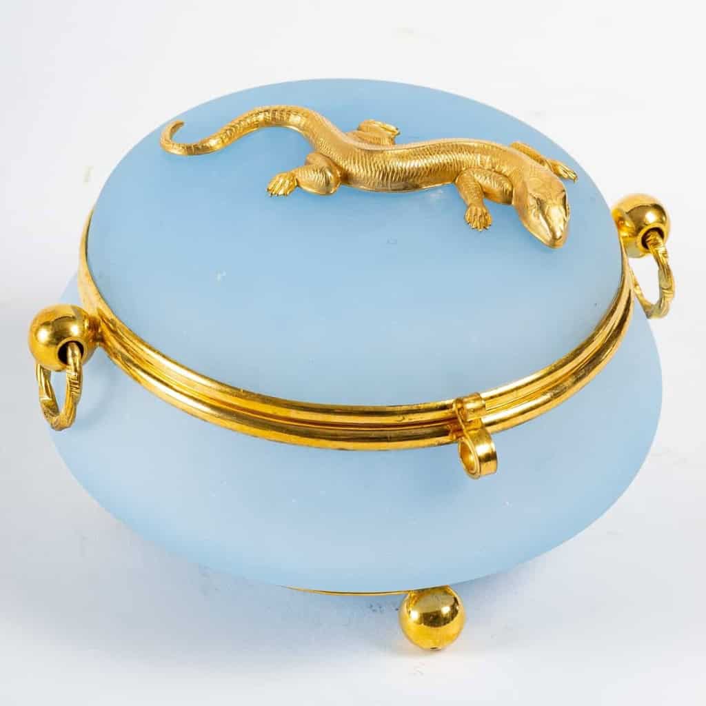 Bonbonnière en verre sablé, ornée d’un lézard doré, XIXe siècle, Napoléon III. | Biron |||||||