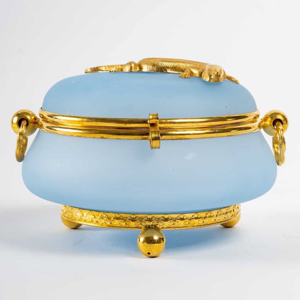 Bonbonnière en verre sablé, ornée d’un lézard doré, XIXe siècle, Napoléon III. | Biron Bonbonnière en verre sablé, ornée d'un lézard doré, XIXe siècle, Napoléon III.