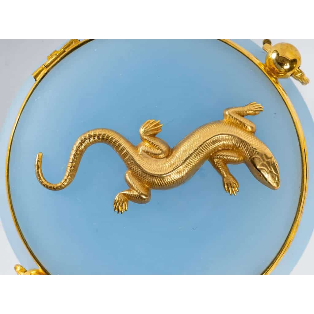 Bonbonnière en verre sablé, ornée d’un lézard doré, XIXe siècle, Napoléon III. | Biron Bonbonnière en verre sablé, ornée d'un lézard doré, XIXe siècle, Napoléon III.