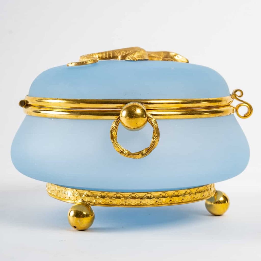 Bonbonnière en verre sablé, ornée d’un lézard doré, XIXe siècle, Napoléon III. | Biron Bonbonnière en verre sablé, ornée d'un lézard doré, XIXe siècle, Napoléon III.