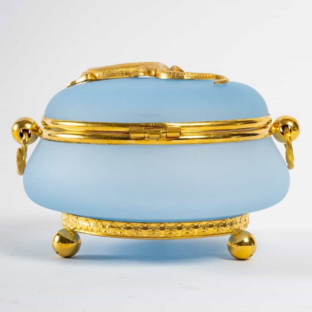 Bonbonnière en verre sablé, ornée d’un lézard doré, XIXe siècle, Napoléon III. | Biron Bonbonnière en verre sablé, ornée d'un lézard doré, XIXe siècle, Napoléon III.