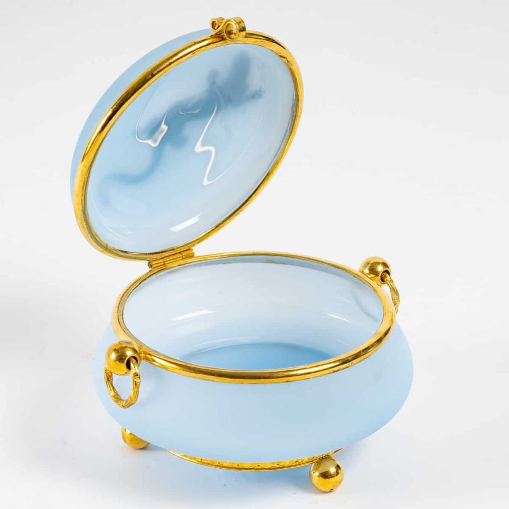 Bonbonnière en verre sablé, ornée d’un lézard doré, XIXe siècle, Napoléon III. | Biron Bonbonnière en verre sablé, ornée d'un lézard doré, XIXe siècle, Napoléon III.